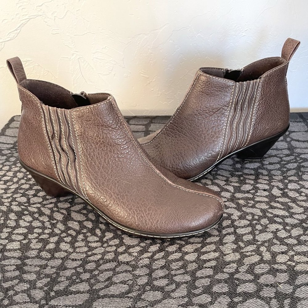 SoftWalk Ankle Bootie, Brown leather, sz 6.5